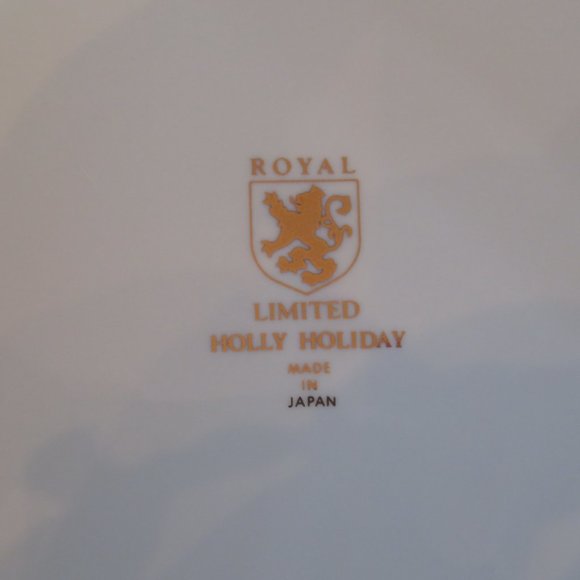 Royal Limited Holly Holiday Lunch Plates - Picture 3 of 3